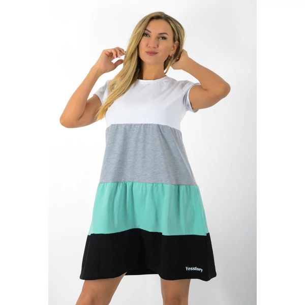 A vonalas(fehér-szürke-zöld-fekete) 4 színű ruha