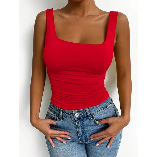 Mellnél dupla kialakítású piros trikó