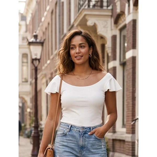 Vállra lehúzható ,pillangó ujjú  fehér felső