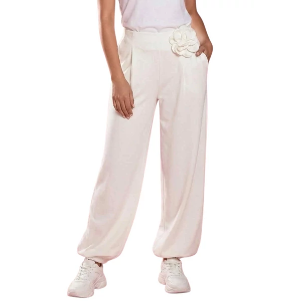 Extravagáns fehér nadrág