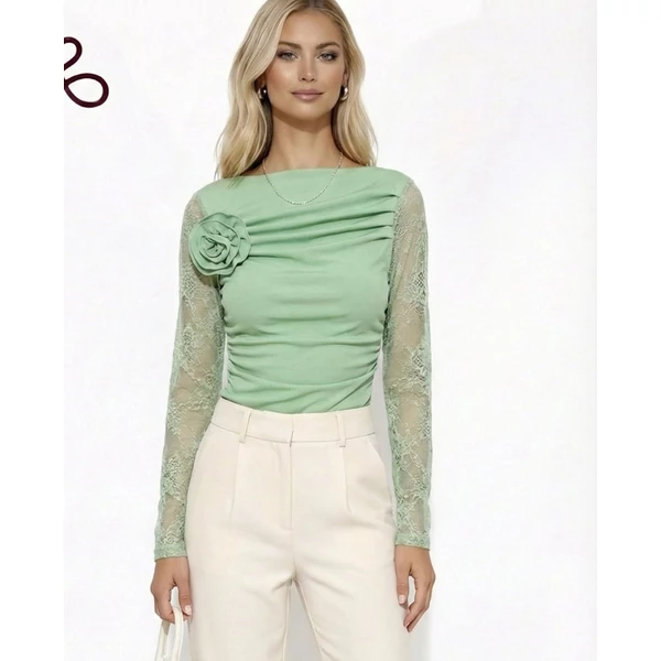 Csipkés ujjú zöld felső