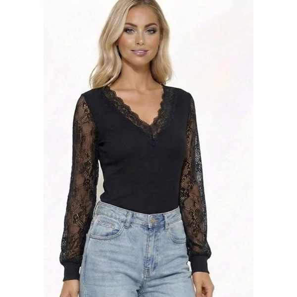 Csipkés ujjú fekete felső