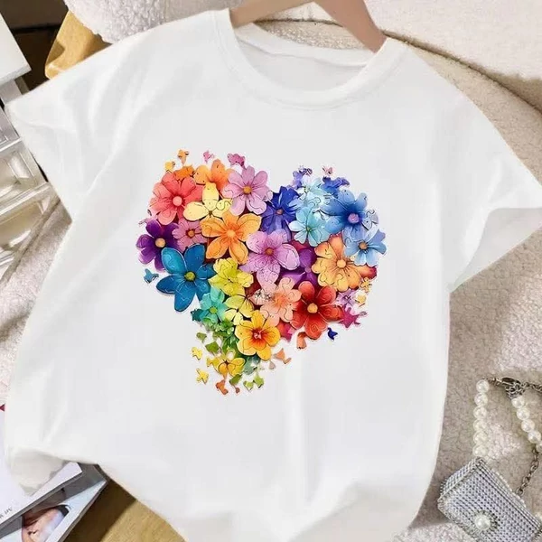 Színes virágok, mintás fehér póló 