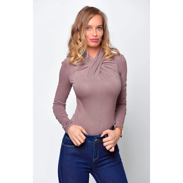 Csavart nyakú cappuccino barna body