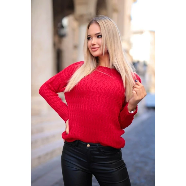 Egyedi kötésmintájú piros pulóver