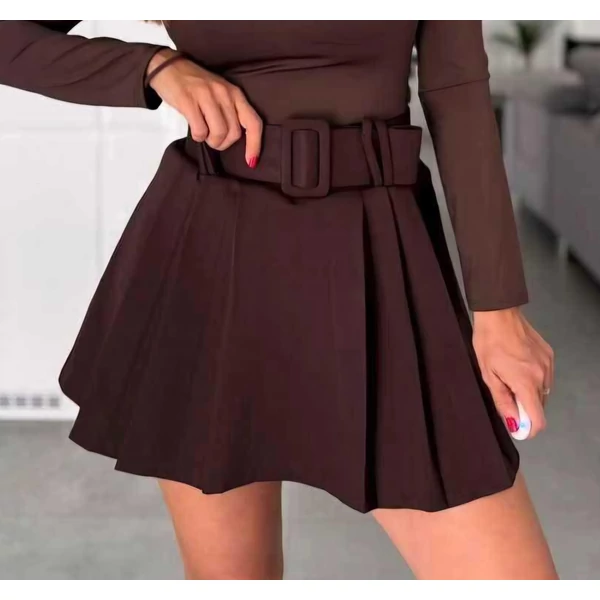 Elegáns barna rakott szoknya, alsó rövid nadrággal